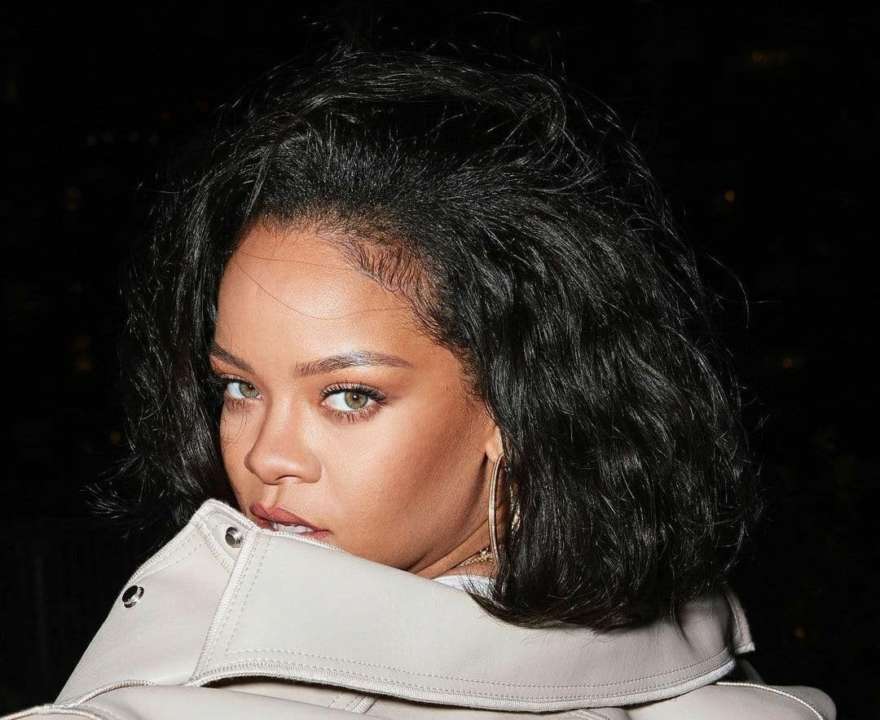 Фото: Instagram/Автор — badgalriri Ріанна в купальнику еротично позувала на шезлонгу