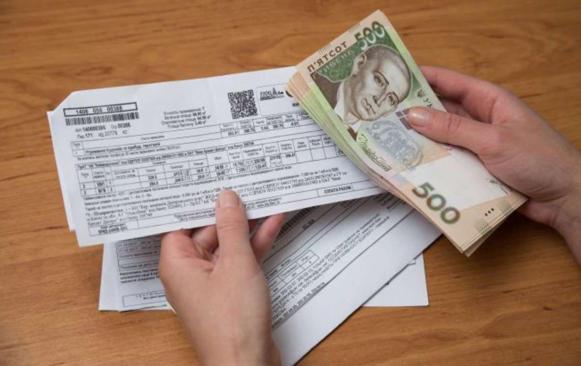 Деньги и счета за коммунальные услуги