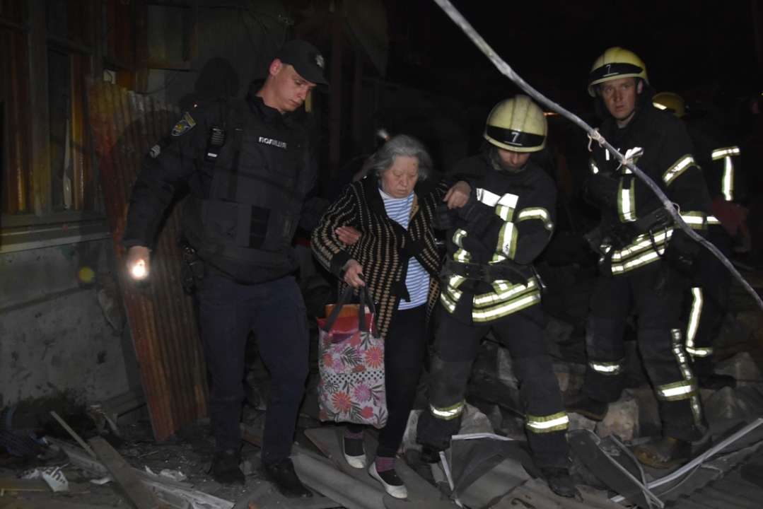Спасение женщины из-под завалов