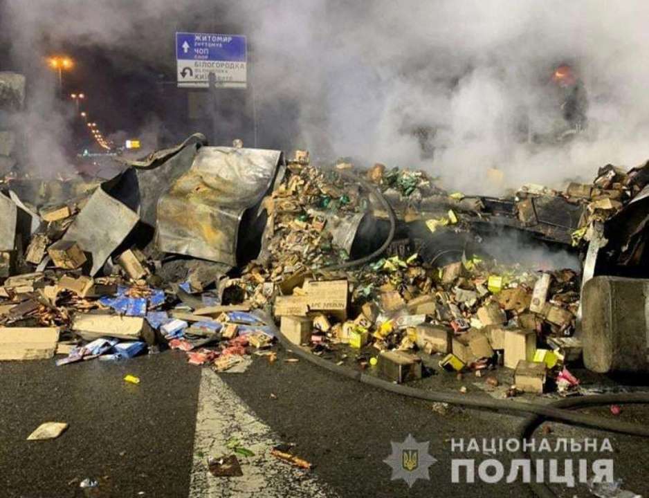 В Киеве столкнулись грузовик и легковой автомобиль: есть погибшие