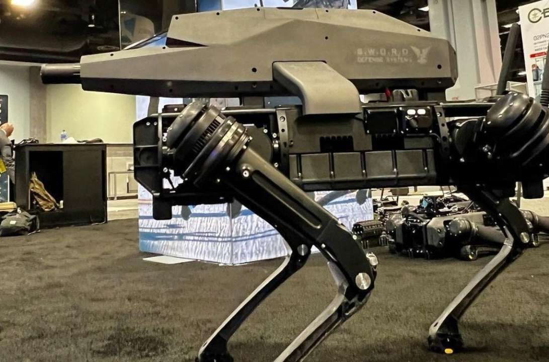 Фото: S.W.O.R.D. International Американская компания выпустила робособак со штурмовой винтовкой на спине. Aото