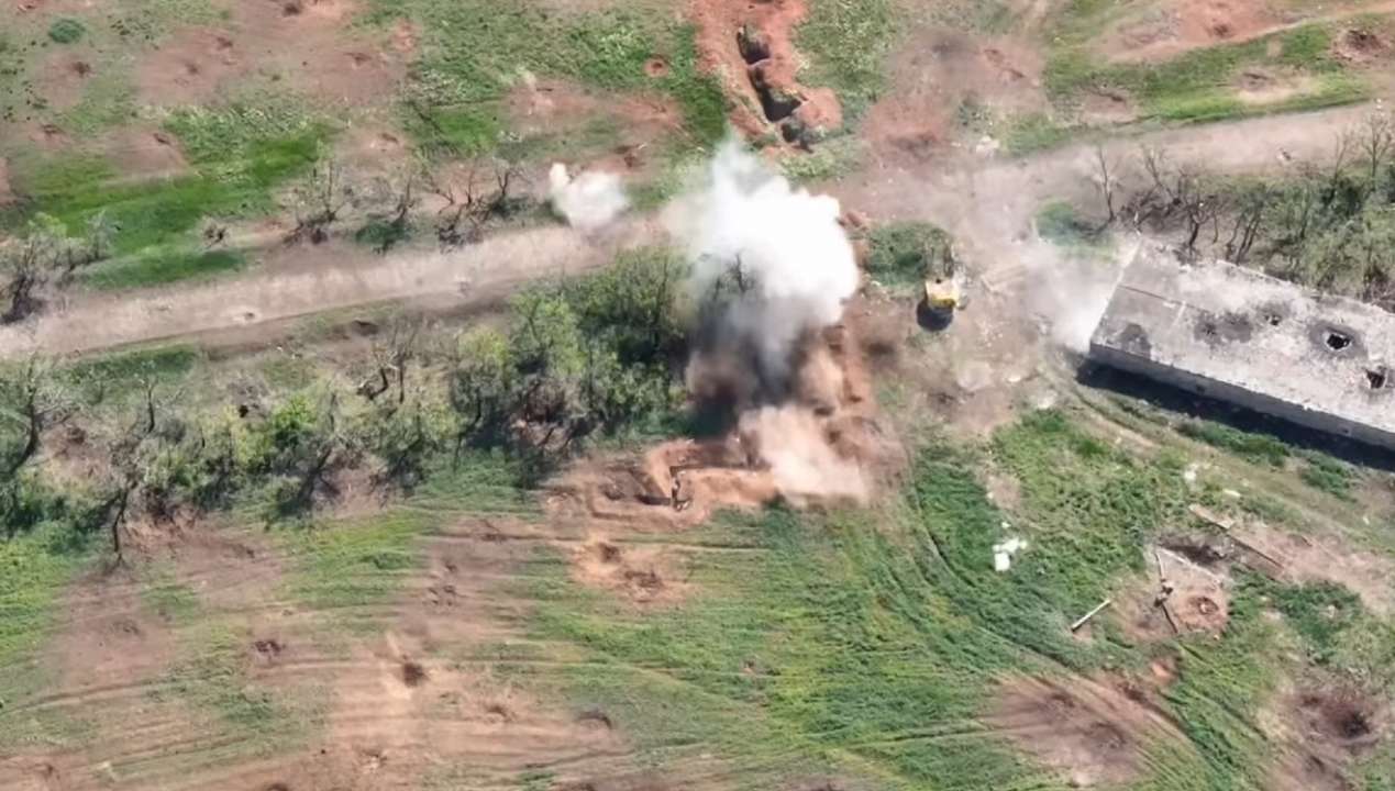 Десантники точним ударом знищили бронемашину та окупантів/Фото: кадр з відео Вибух