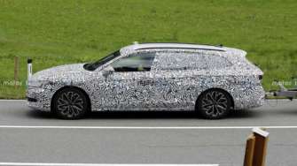 Новый Skoda Superb впервые заметили во время тестов/Фото: Motor1 Skoda