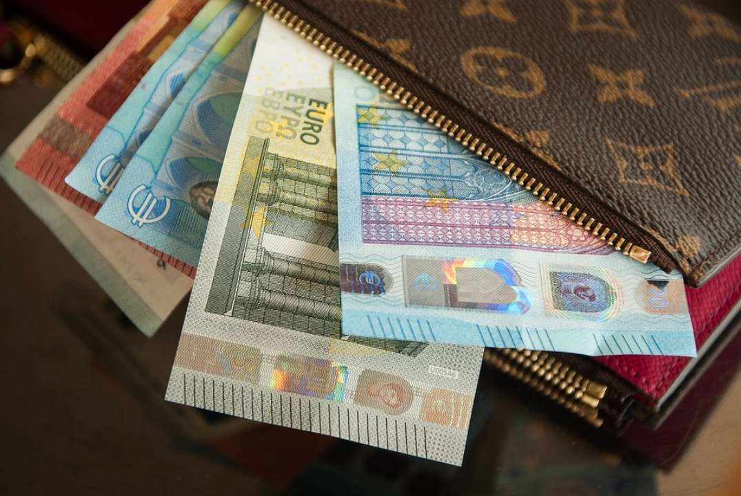 Евро снова начал расти: курс валют на 12 апреля