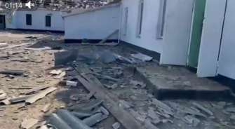 Также, кроме школы повреждены два десятка домов, газопровод и полицейский автомобиль Также, кроме школы повреждены два десятка домов, газопровод и полицейский автомобиль