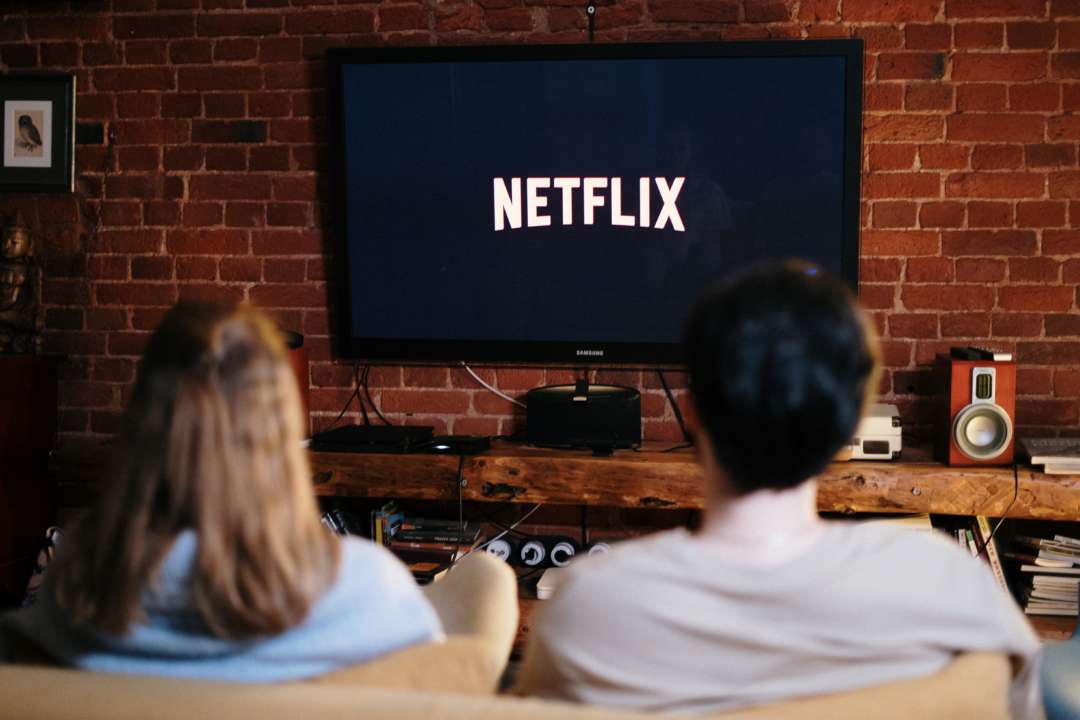 Самые популярные сериалы на Netflix / Фотограф: Pexels/cottonbro studio Самые популярные сериалы на Netflix сейчас: что посмотреть вечером