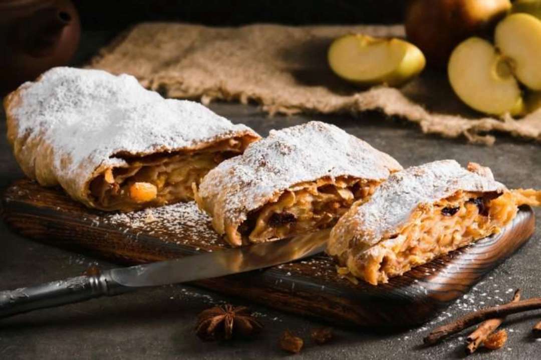 Вкус детства: завиванцы с творогом и яблоками из теста фило. Видеорецепт