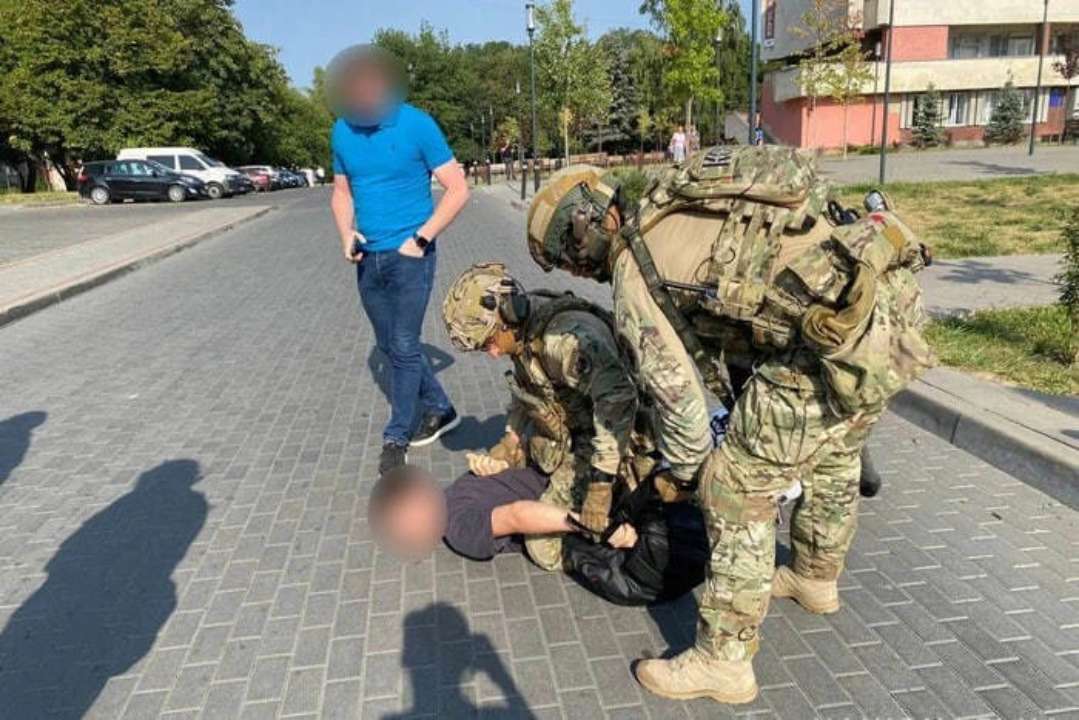 Полицейские задержали мужчину, который стрелял из ружья по военным в Луцке/Фото: Нацполиция Нападение на военных в Луцке: полиция задержала подозреваемого