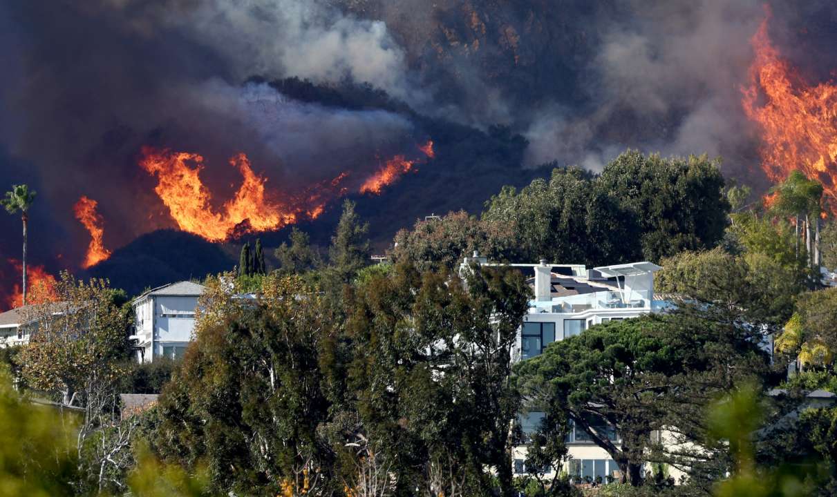 Пожары в Калифорнии / Фото: gettyimages Пожары в Калифорнии уничтожили дома звезд: от Пэрис Хилтон до Билли Кристала