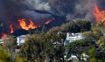 Пожары в Калифорнии / Фото: gettyimages Пожары в Калифорнии уничтожили дома звезд: от Пэрис Хилтон до Билли Кристала