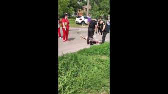 У Дніпрі голий чоловік посеред вулиці напав на жінку/Фото: скрін відео У Дніпрі оголений чоловік напав на жінку та влаштував бійку з правоохоронцями