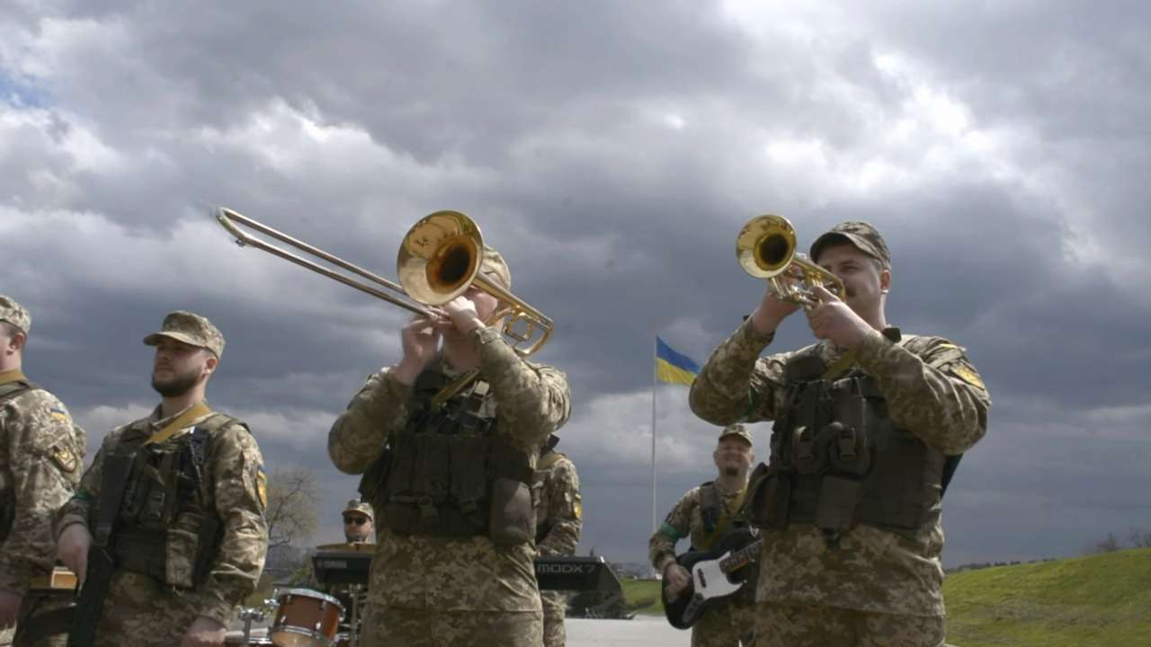 День флага 2022: военные музыканты выпустили зажигательную версию песни "Ой у лузі червона калина"