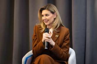 Елена Зеленская поразила публику элегантным образом/Фото: Olena Zelenska/telegram Елена Зеленская появилась на публике в костюме-тройке, который неоднократно одевала раньше