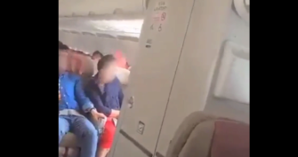 У Південній Кореї пасажир відкрив двері літака прямо під час польоту. Фото: Скриншот відео південна корея літак