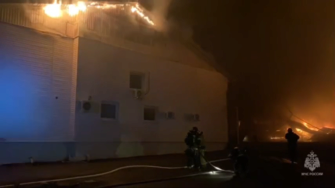 На заводі в курську спалахнула пожежа/Фото: скрін відео На росії знову палає: у курську масштабна пожежа на заводі внаслідок атаки БПЛА
