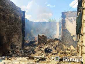 Пошкоджено 15 будинків. Поліцейські зібрали докази порушення росією законів і звичаїв війни (ст. 438 ККУ) Пошкоджено 15 будинків. Поліцейські зібрали докази порушення росією законів і звичаїв війни (ст. 438 ККУ)