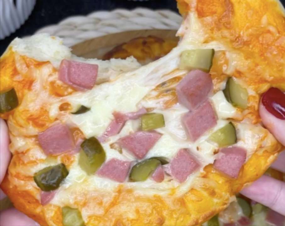 Блогерка опублікувала простий рецепт шкільної піци / Фото: instagram/vistovska_cooking