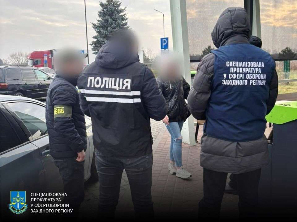 На Львівщині затримали жінку, яка намагалася організувати незаконний перетин кордону/Фото: Спеціалізована прокуратура у сфері оборони Західного регіону Правоохоронці затримали на Львівщині жінку, яка незаконно переправляла чоловіків за кордон