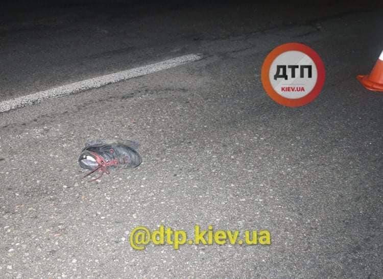 Фото: dtp.kiev.ua (Facebook) Тело отбросило на 30 метров: в Киеве автомобиль сбил мужчину на пешеходном переходе