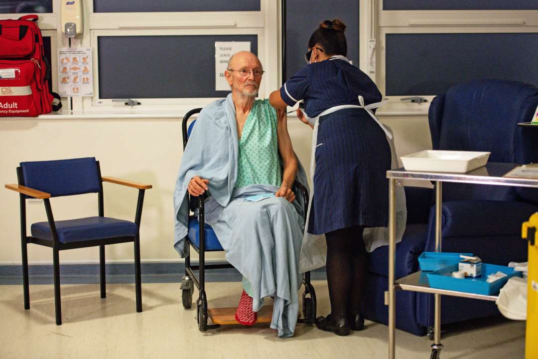 В Великобритании умер Уильям Шекспир, который первый получил прививку от Covid-19