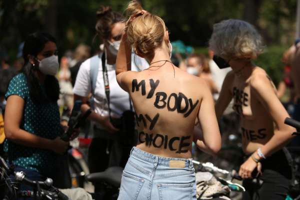 Фото: Getty Images У Берліні голі жінки влаштували велопробіг