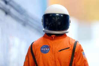 NASA переносит сроки космической программы "Артемида"/Фото: Joshua Bessex for Getty Images Астронавт