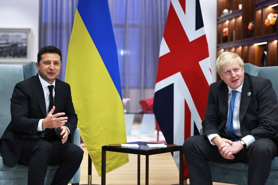 Джонсон після заяви про відставку провів розмову із Зеленським/Фото: Getty Images Джонсон та Зеленський