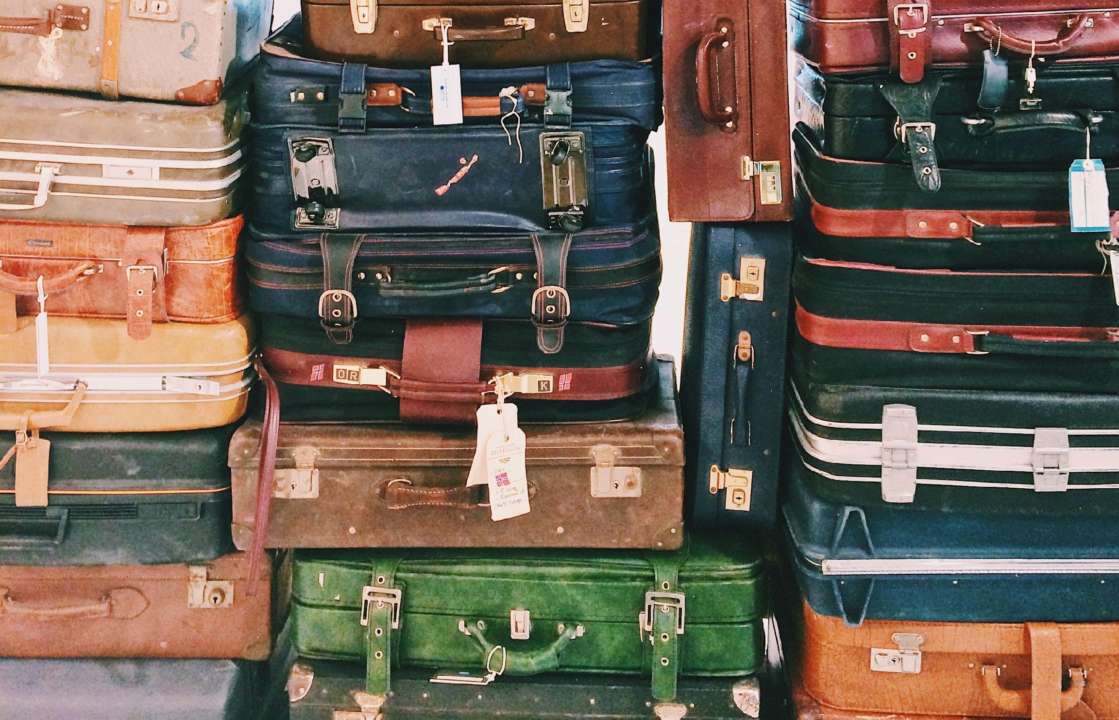 В Новой Зеландии семья приобрела на аукционе склад с чемоданами, в которых находились человеческие останки/Фото: Caroline Selfors/Unsplash В Новой Зеландии семья приобрела на барахолке чемоданы с человеческими останками