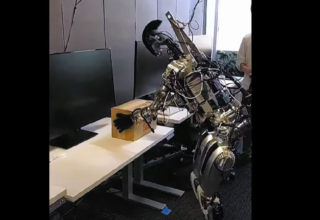 Илон Маск впервые показал работа-человека Tesla Optimus. Фото: Скриншот с видео Илон Маск