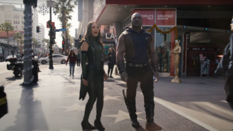 Marvel показала трейлер рождественского спецвыпуска "Стражей галактики"/Кадр с трейлера Двое членов из команды "Стражей галактики" прогуливаются по аллее звезд в Голливуде