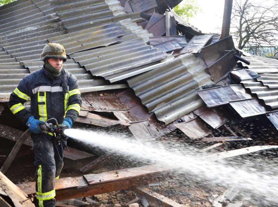 Утром вражеский снаряд попал в недействующее здание в одном из микрорайонов Херсона Утром вражеский снаряд попал в недействующее здание в одном из микрорайонов Херсона
