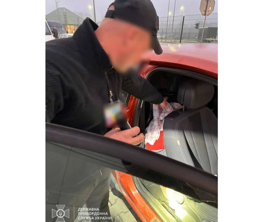 Бережно прикрыла одеялом: пограничники остановили гражданку Польши, которая хотела увезти любимого