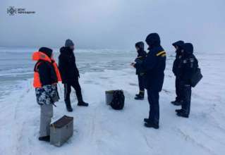 На Черкащині рятувальники зняли трьох людей з дрейфуючої крижини На Черкащині рятувальники зняли трьох людей з дрейфуючої крижини