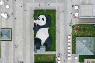 Фото: Xinhua ФОТО. У Китаї встановили гігантську панду, яка робить селфі