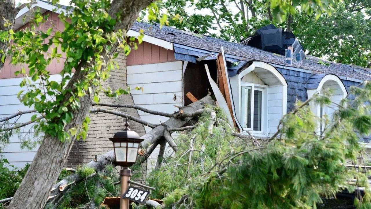 Зруйнований будинок після торнадо