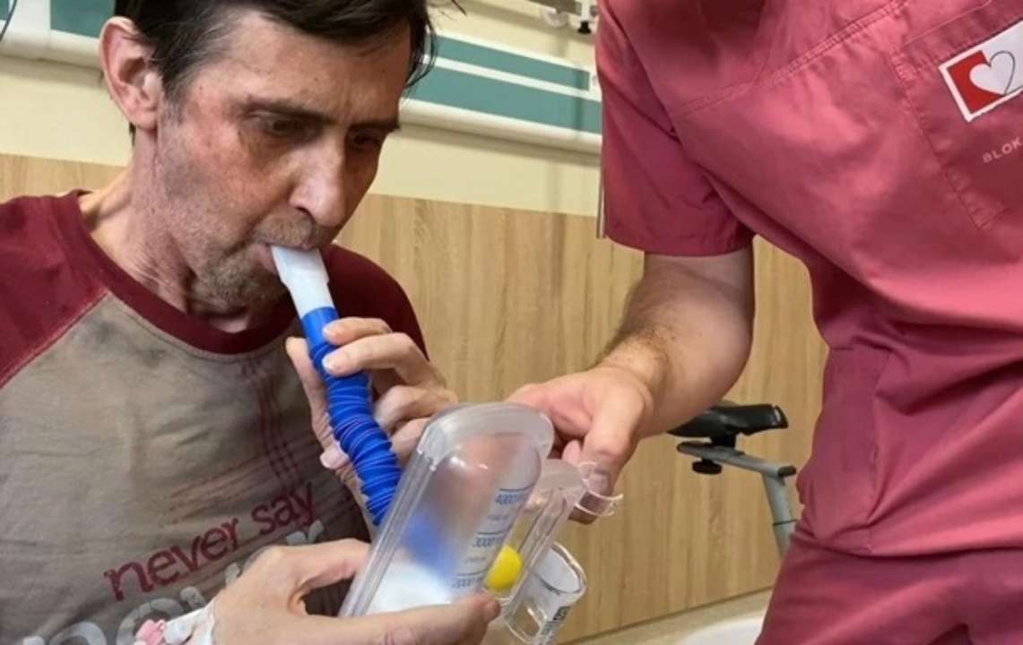 В Украине впервые успешно трансплантировали легкие / Скриншот из видео В Украине осуществили первую пересадку легких. Пациент 4 года почти не выходил из дома