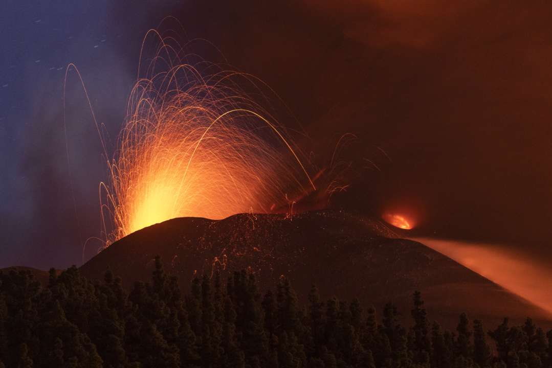 Потоки лави з вулкана на Ла-Пальмі досягли Атлантичного океану/Фото:Dan Kitwood for Getty Images Виверження вулкана на Ла-Пальмі