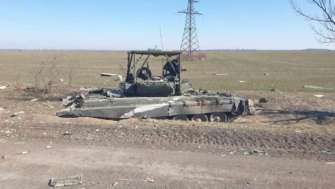 В херсонско-николаевских лесах ВСУ добыли еще один трофейный танк/Фото: Фото: резервный батальон ОМБр имени Рыцарей Зимнего Похода Пополнение трофеев: украинские воины забрали еще один вражеский танк