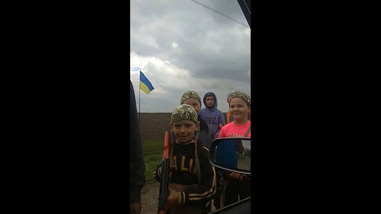Якщо будуть "рускіє", ми будемо стріляти: діти на імпровізованому блокпості обороняють село. Відео