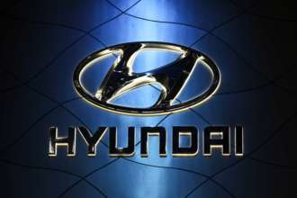 Hyundai создает дверную ручку, которая позволит открывать дверь жестами/Фото: Drew Angerer/Getty Images Логотип компании Hyundai