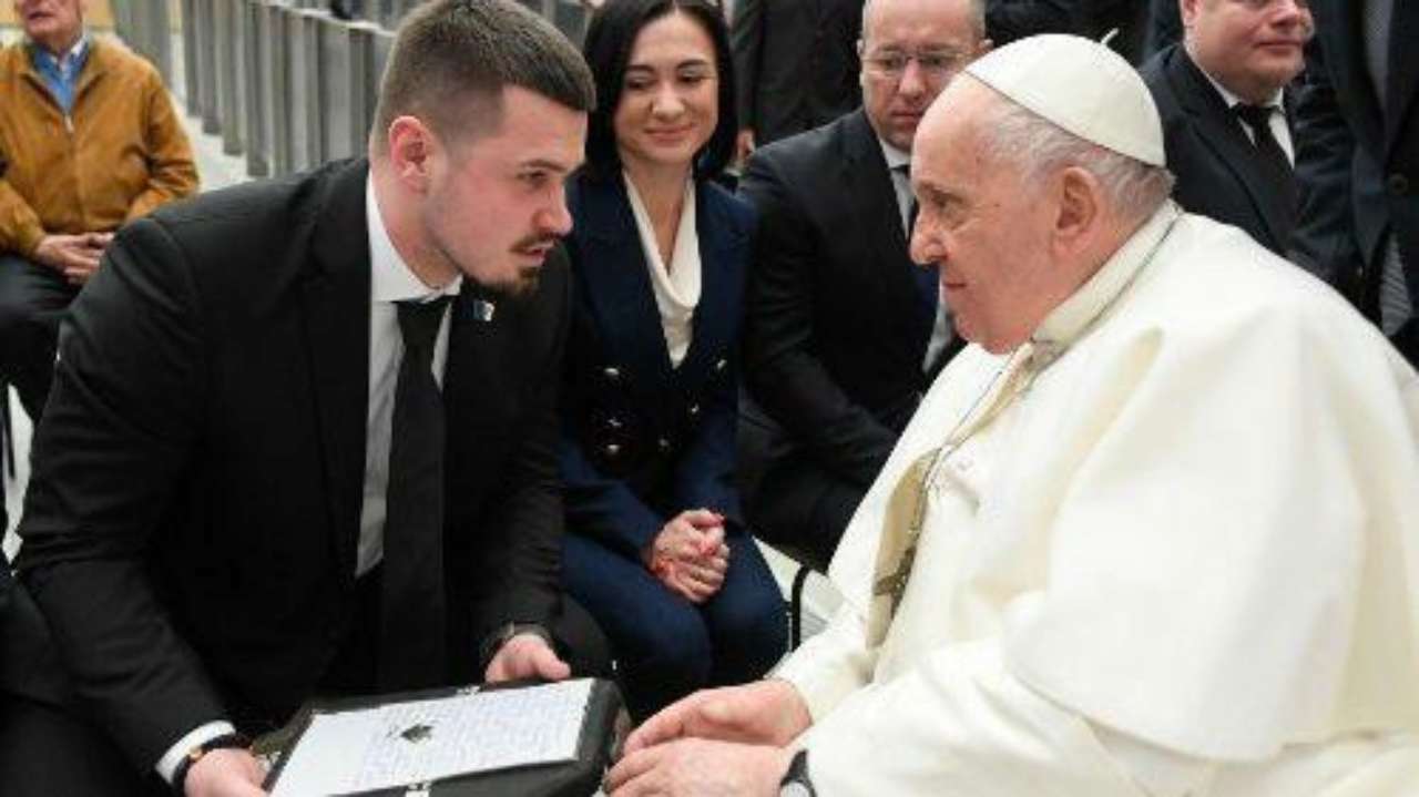 С Папой Римским обсудили пути, способы возвращения депортированных украинских детей и пленных, а еще ряд вопросов С Папой Римским обсудили пути, способы возвращения депортированных украинских детей и пленных, а еще ряд вопросов