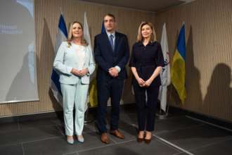 Зеленська з'явилася у спорт-шик образі / Фото: Instagram Олена Зеленська відвідала шпиталь в Ізраїлі у спортивному образі