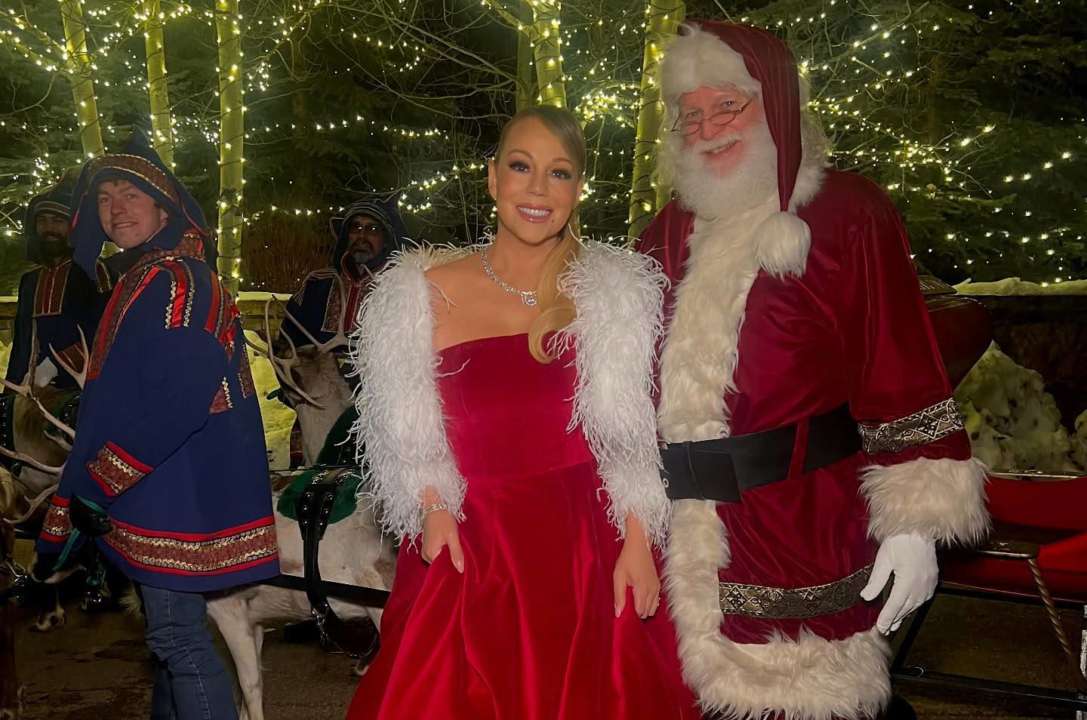 Мерайя Кері з Сантою / Фото: facebook.com/mariahcarey Мерая Кері знову королева Різдва: її хіт побив усі рекорди на Spotify