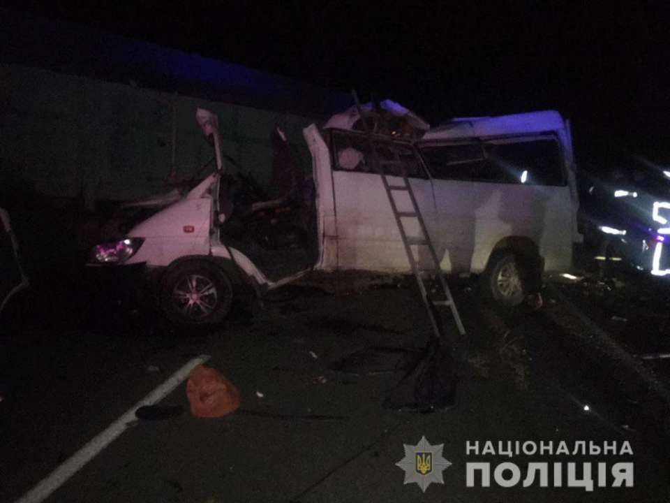 Фото: Нацполіція У Миколаївській області зіткнулися вантажівки та мікроавтобус: серед загиблих дитина