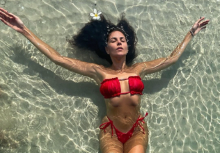 instagram.com/kamenskux Настя Каменских отдохнула на пляже в красном бикини