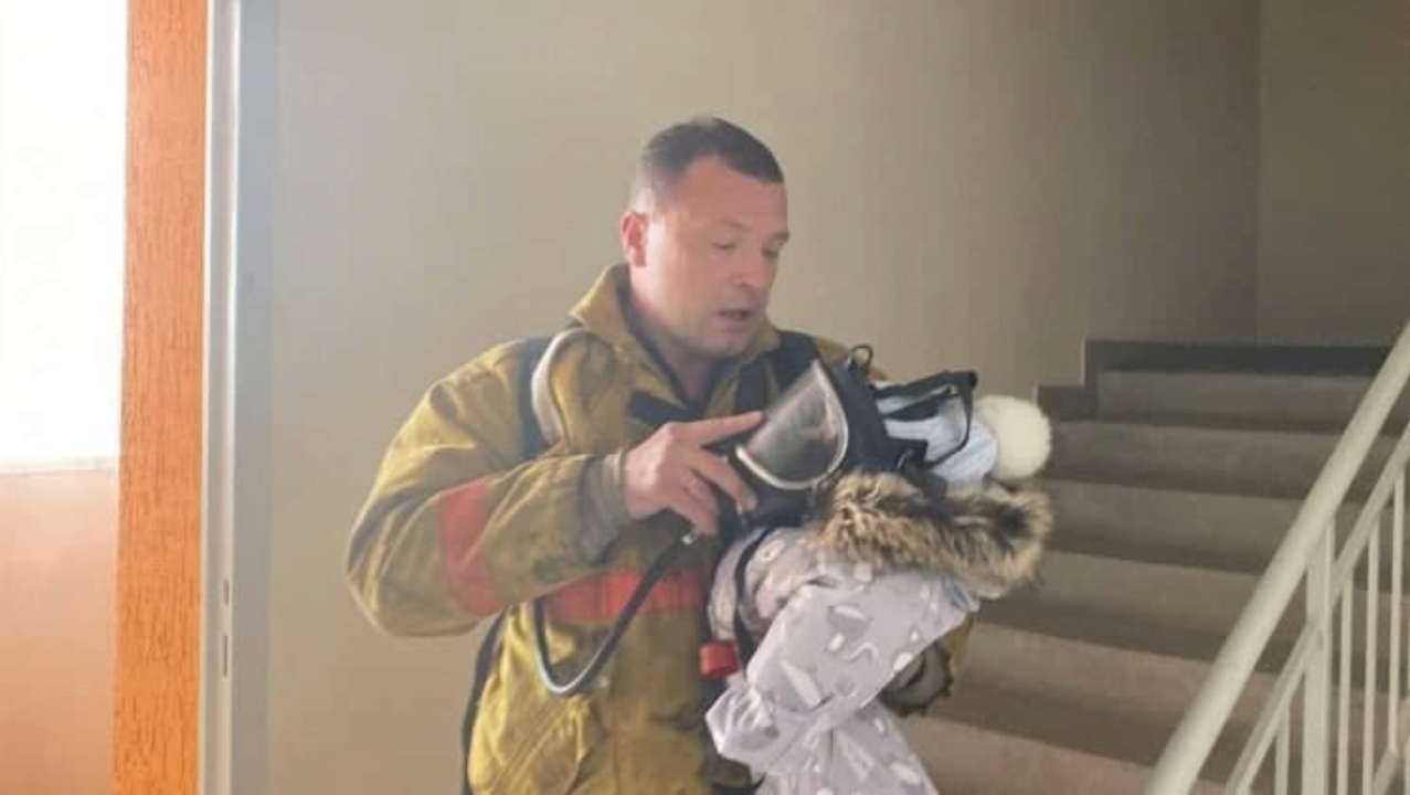 Заступник міністра відзначив київського рятівника, який врятував дитину / Фото: Скрін Заступник міністра відзначив київського рятівника, який врятував дитину / Фото: Скрін