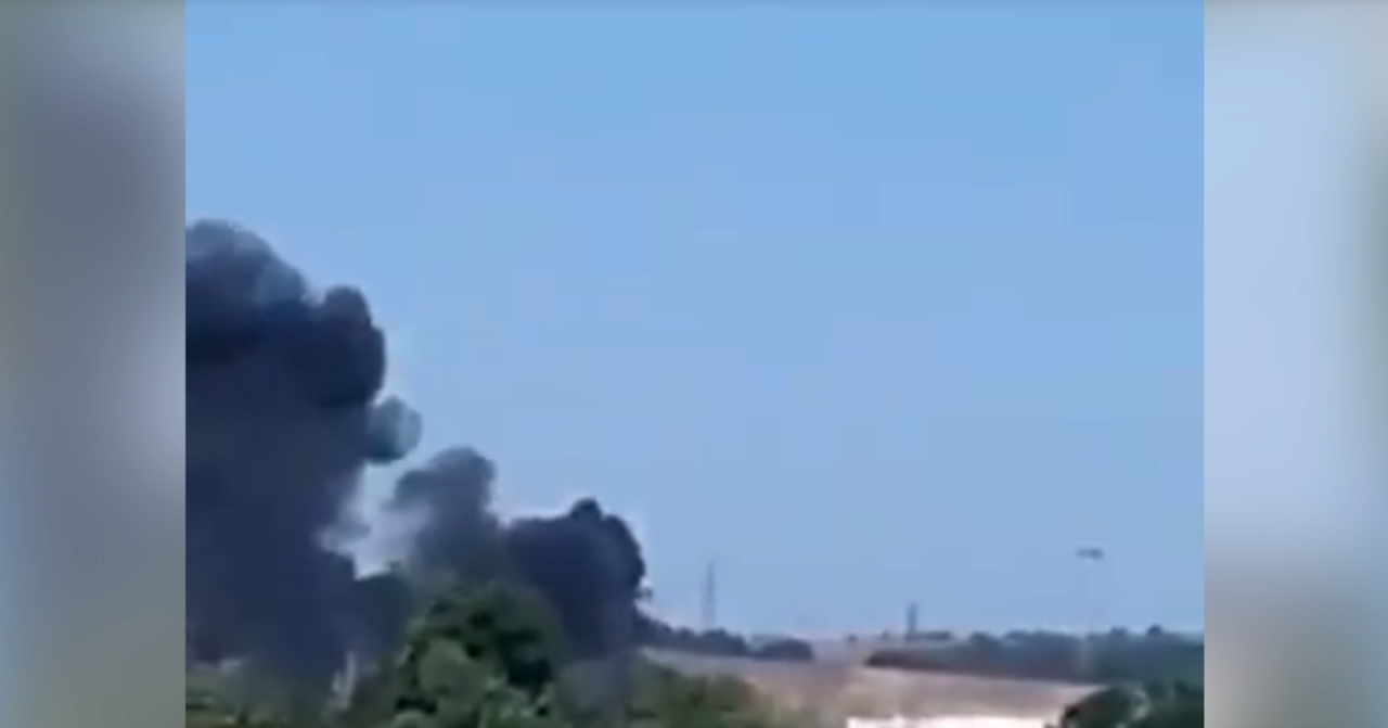 В Луганской области пылает склад боеприпасов. Фото: Скриншот с видео Склад россиян горит