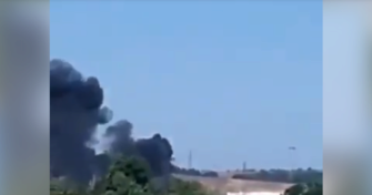 На Луганщині палає склад боєприпасів. Фото: Скріншот із відео Склад росіян палає