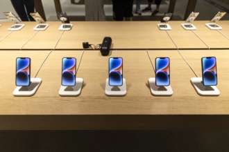 В Україні розпочався продаж смартфонів серії iPhone 14/Фото: Getty Images Виставка нових смартфонів від Apple