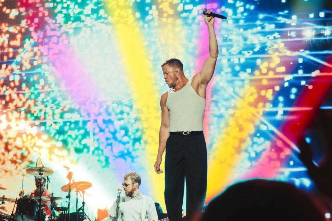 Imagine Dragons в очередной раз поддержали Украину: фронтмен расцеловал украинский флаг